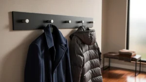 Patères aimantées bon marché tenant un manteau réel dans un intérieur moderne et élégant